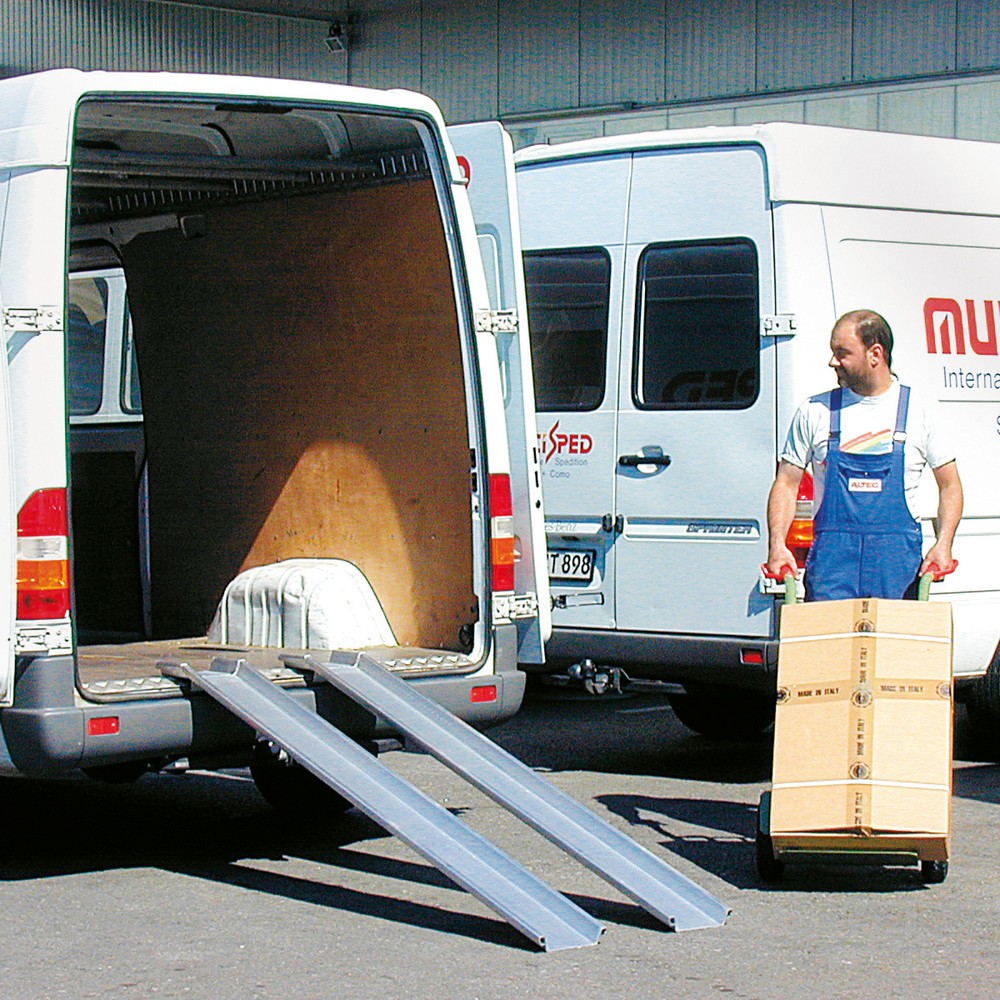 Obraz produktu: Szyny przeładunkowe Universal, z krawędzią ochronną, nośność 400 kg/para, szer. x dł. 150 x 2 500 mm